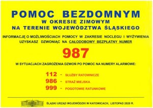 zdjęcie kolorowe: na żółtym tle informacja napisana czerwona czcionka dotycząca numeru telefonów alarmowych dla osób bezdomnych lub osób, które chcą pomóc osobom bezdomnym