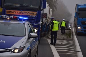 zdjęcie kolorowe: Policjanci wydziału ruchu drogowego podczas kontroli transportu zbiornika tlenu