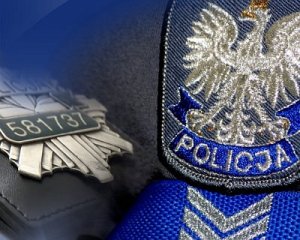 zdjęcie kolorowe: policyjna czapka i policyjna odznaka
