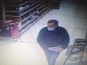 Zdjęcie kolorowe, na którym znajduje się mężczyzna ubrany w ciemną kurtkę oraz jeansy.