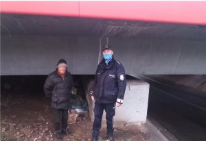 Zdjęcie kolorowe, na którym widać umundurowanego policjanta oraz osobę bezdomną.