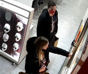 Zdjęcie kolorowe, na którym widać mężczyznę i kobietę stojących w pomieszczeniu.