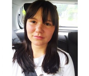 zdjęcie kolorowe: zaginiona Dominika Donarska siedząca w samochodzie