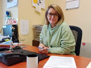 zdjęcie kolorowe: Pani Malwina Rabsztyn siedząca przy biurku