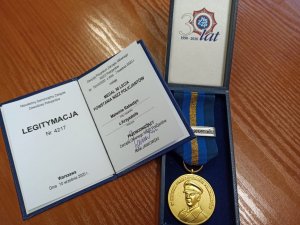 zdjęcie kolorowe:  Medal 30-lecia Powstania NSZZ Policjantów i legitymacja