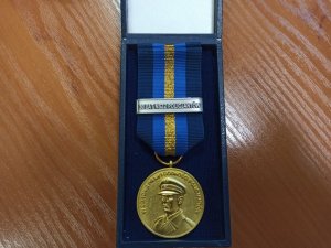 zdjęcie kolorowe: Medal 30-lecia Powstania NSZZ Policjantów.