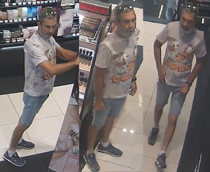 zdjęcie kolorowe: 3 zdjęcie ukazujące mężczyznę ubranego w niebieskie krótkie do kolan spodenki i szara koszulka z krótkim rękawem