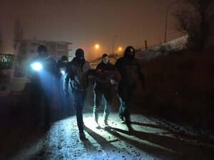 zdjęcie kolorowe: 5 policyjnych wywiadowców podczas nocnego zatrzymania włamywacza na placu budowy