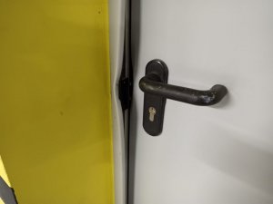zdjęcie kolorowe: uszkodzone drzwi w budynku