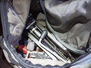 zdjęcie kolorowe: torba z drobnymi narzędziami