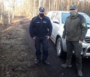zdjęcie kolorowe: mł. asp. Łukasz Jaźwiec ze strażnikiem leśnym Tomaszem Kurkiem podczas wspólnej służby w lesie
