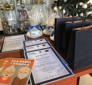 zdjęcie kolorowe: dyplomy i nagrody dla laureatów konkursu