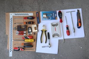 zdjęcie kolorowe: narzędzia zabezpieczone przez katowickich policjantów, które ujawniono przy złodziejach samochodów