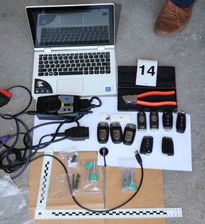 zdjęcie kolorowe: laptop, kluczyki samochodowe i inny sprzęt służący do kradzieży pojazdów
