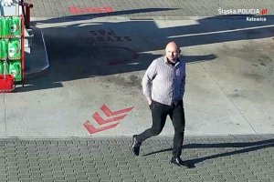 zdjęcie kolorowe: mężczyzna podejrzewany o kradzież samochodu idący przez stacje benzynową