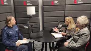 zdjęcie kolorowe: w radiowym studio przy mikrofonach siedzą młodsza aspirant Agnieszka Krzysztofik z Komendy Miejskiej Policji w Katowicach, redaktor Beata Tomanek i doktor Helena Hrapkiewicz - Pełnomocnik Prezydenta Katowic ds. Seniorów Miasta Katowice