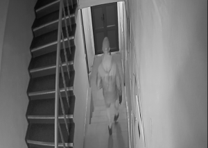 zdjęcie czarno-białe: mężczyzna schodzący po schodach, widok na jego plecy