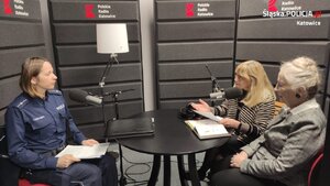 zdjęcie kolorowe: policjantka katowickiej komendy podczas nagrania audycji w Radio Katowice