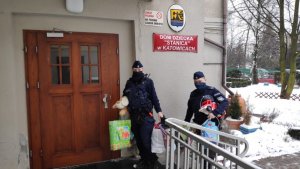 zdjęcie kolorowe: katowiccy policjanci przed budynkiem Domu Dziecka