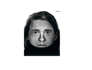 zdjęcie czarno-białe: portret przyżyciowy kobiecej czaszki sporządzony przez Instytut Ekspertyzy Sądowej w Krakowie przedstawiający twarz kobiety w wieku 24-26 lat