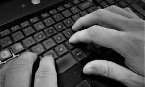 zdjęcie czarno-białe: dłonie na komputerowej klawiaturze