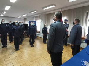 zdjęcie kolorowe: 9 nowych policjantów podczas uroczystego ślubowanie w towarzystwie komendanta Miejskiego Policji w Katowicach