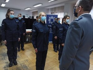 zdjęcie kolorowe: 9 nowych policjantów podczas uroczystego ślubowanie w towarzystwie komendanta Miejskiego Policji w Katowicach insp. Pawła Barskiego