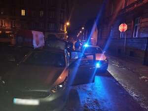 zdjęcie kolorowe: ul. Konduktorska nocą, policyjny nieoznakowany radiowóz i skradziona kia