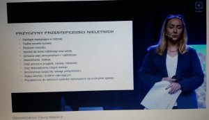 zdjęcie kolorowe: zdjęcie ekranu monitora komputerowego na którym widoczna jest kobieta omawiająca zagadnienie dotyczące nieletnich