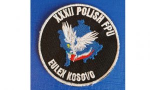zdjęcie kolorowe: okolicznościowa naszywka na mundur przedstawiająca XXXII rotacji JSPP w Kosowie