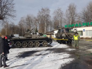 zdjęcie kolorowe: czołg T 55 przygotowywany do transportu przy użyciu  wojskowego pojazdu ciężarowego