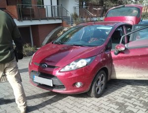 zdjęcie kolorowe: czerwony skradziony ford fiesta odzyskany przez katowickich policjantów