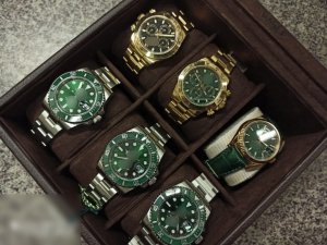 zdjęcie kolorowe: 6 męskich zegarków w etiuii do przechowywania