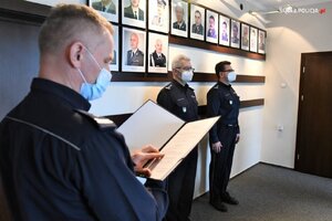 zdjęcie kolorowe: I Zastępca Komendanta Wojewódzkiego Policji w Katowicach - inspektor Mariusz Krzystyniak i Zastępca Komendanta Wojewódzkiego Policji w Katowicach - inspektor Dominik Łączyk podczas odczytania rozkazu o powołaniu na stanowiska