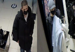 zdjęcie kolorowe: zrzut obrazu z monitoringu sklepowego przedstawiający mężczyznę w czarnej długiej kurtce, ciemnych spodniach i białych butach sportowych, gdzie na twarzy ma założoną czarna maseczkę ochronną oraz drugie zdjęcie kolorowe: zrzut obrazu z monitoringu sklepowego przedstawiający kobietę w czarnej kurtce, ciemnych spodniach i szarych butach, szarej wełnianej czapce gdzie na twarzy ma założoną maseczkę ochronną a w ręce trzyma ubrania na wieszakach