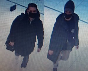 zdjęcie kolorowe: mężczyzna i kobieta podejrzewani o kradzież spodni o wartości 1,2 tysiąca złotych podczas wchodzenia do jednego z katowickich butików