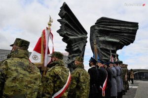 zdjęcie kolorowe: Pomnik Powstańców Śląskich i słuzby mundurowe podczas uroczystości związanych ze świętem 3 Maja
