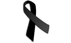 zdjęcie czarno-białe: na białym tle czarna wstążka