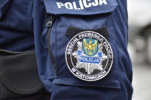zdjęcie kolorowe: rękaw policyjnego munduru z naszywka o treści Oddział Prewencji Policji w Katowicach