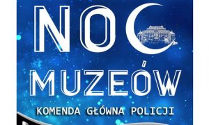 zdjęcie kolorowe: na niebieskim tle biała grafika przedstawiająca budynek komendy Głównej Policji i napis o treści NOC MUZEÓW