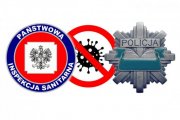 zdjęcie kolorowe: grafika przedstawiająca 3 symbole: pierwszy przedstawia Państwowa Inspekcję Sanitarną, drugi wirus Covid-19, trzeci policyjna odznakę