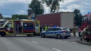 zdjęcie kolorowe: policyjny radiowóz, wóz strażacki i karetka pogotowia na miejscu zdarzenia drogowego