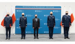 zdjęcie kolorowe: minister Mariusz Kamiński powołał insp. Romana Kustera na zastępcę komendanta głównego Policji. Akty powołania odebrali również: nadinsp. Michał Ledzion – na stanowisko komendanta wojewódzkiego Policji w Krakowie oraz insp. Waldemar Wołowiec – na stanowisko komendanta wojewódzkiego Policji z siedzibą w Radomiu