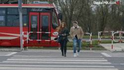 zdjęcie kolorowe: kobieta imężczyznaa przechodzący przez przejście dla pieszych