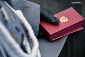 zdjęcie kolorowe: wręczenie odznaczeń i okolicznościowych dyplomów i numizmatów podczas uroczystości, która odbyła się w komendzie Miejskiej Policji w Katowicach