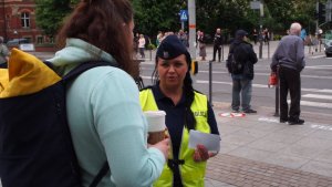 zdjęcie kolorowe: policjantka rozmawiająca z kobieta na temat nowych przepisów ruchu drogowego