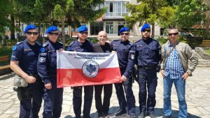 zdjęcie kolorowe: polscy policjanci stacjonujący w Kosowie podczas spotkania z ojcem i rodzina rannego motocyklisty