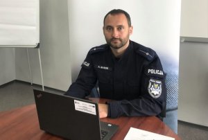 zdjęcie kolorowe: katowicki policjant podczas szkolenia on-line