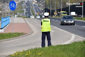 zdjęcie kolorowe: policjant ruchu drogowego nadzorujący jedną z katowickich dróg