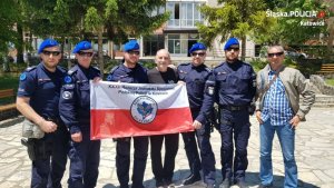 zdjęcie kolorowe: polscy policjanci służący na misji w Kosowie z rodziną uratowanego motocyklisty